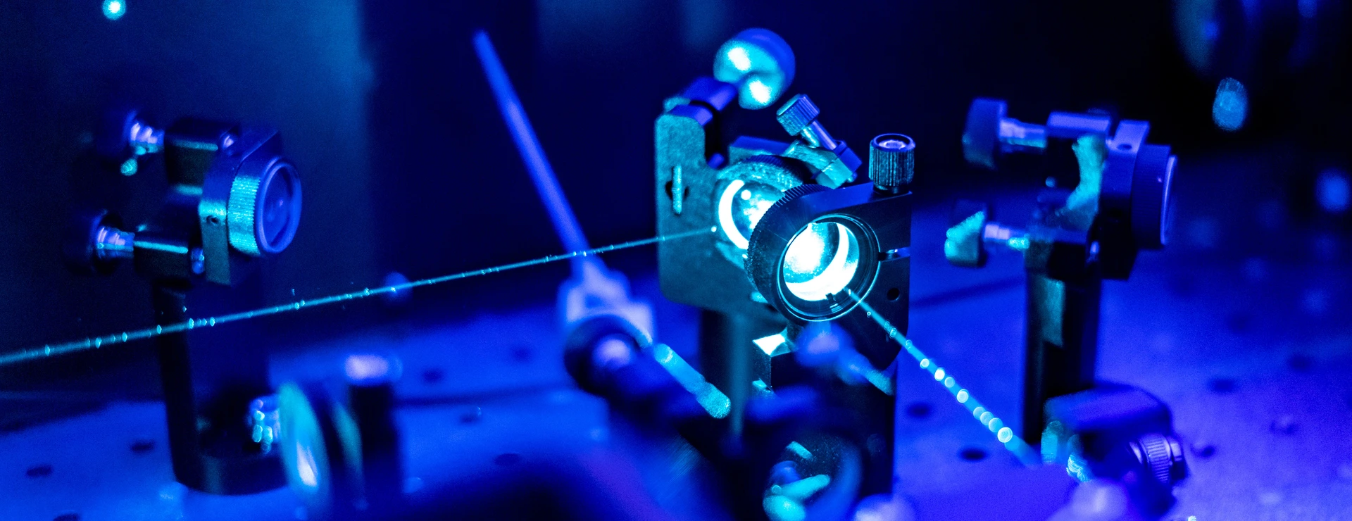 laser reflect on optic table un quantum laboratory