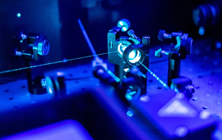 laser reflect on optic table un quantum laboratory