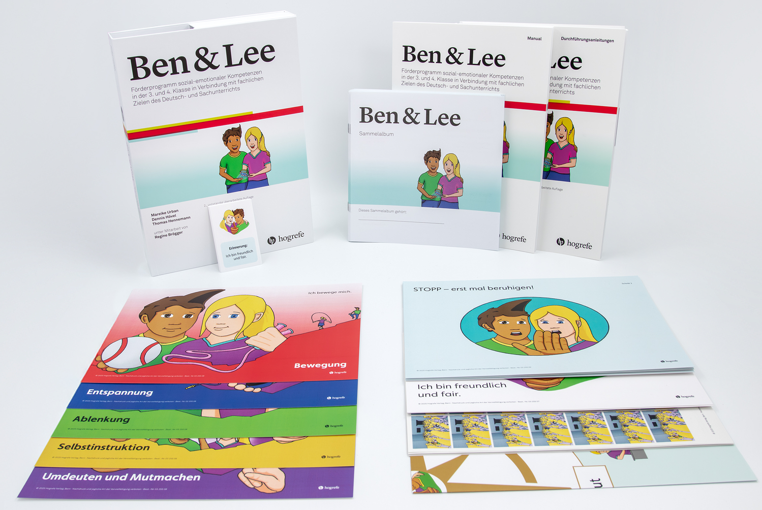 Materialien des Förderprogramms Ben & Lee mit Box, Manual, Sammelalbum und farbigen Arbeitskarten mit den Figuren Ben und Lee