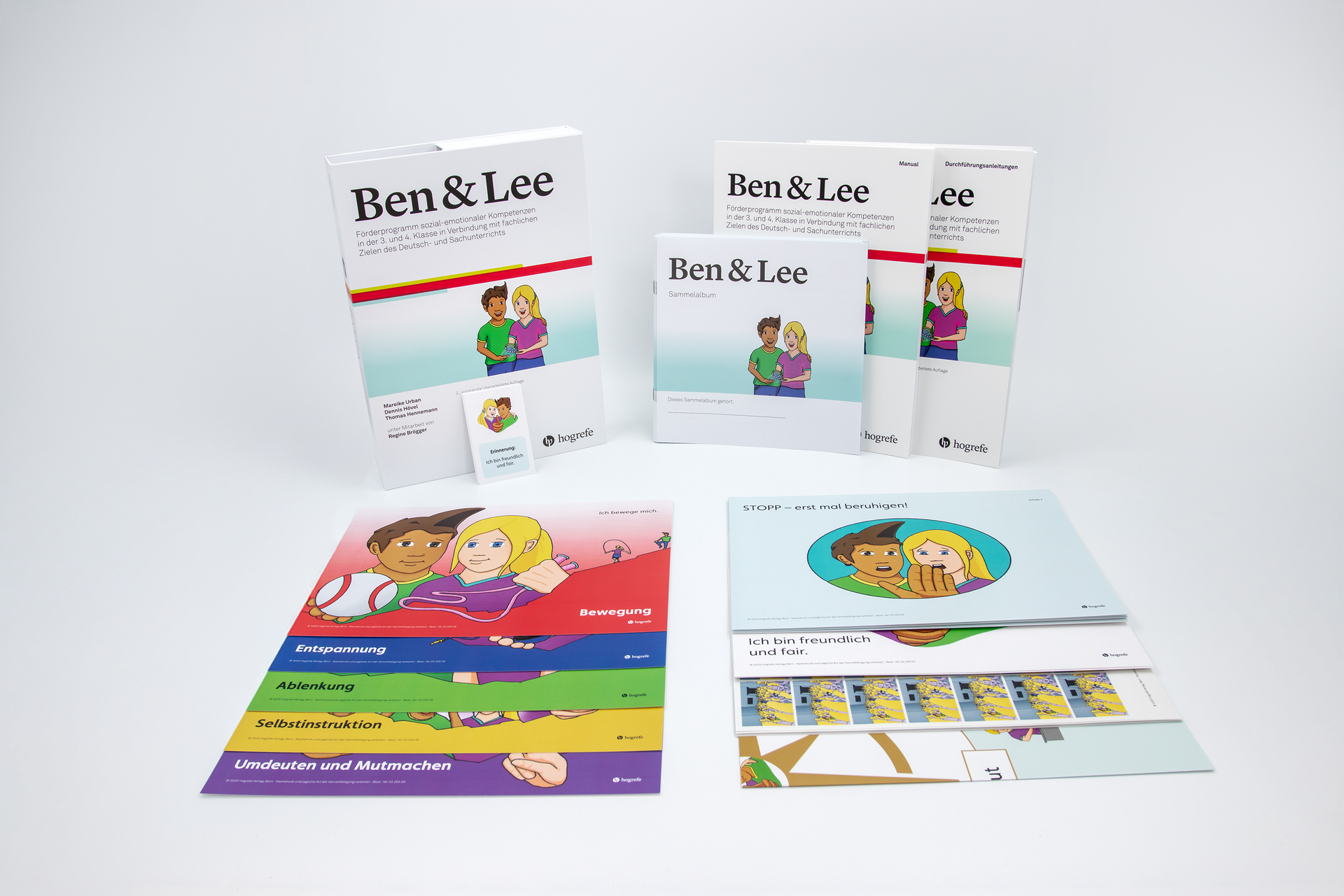 Materialien des Förderprogramms Ben & Lee mit Box, Manual, Sammelalbum und farbigen Arbeitskarten mit den Figuren Ben und Lee