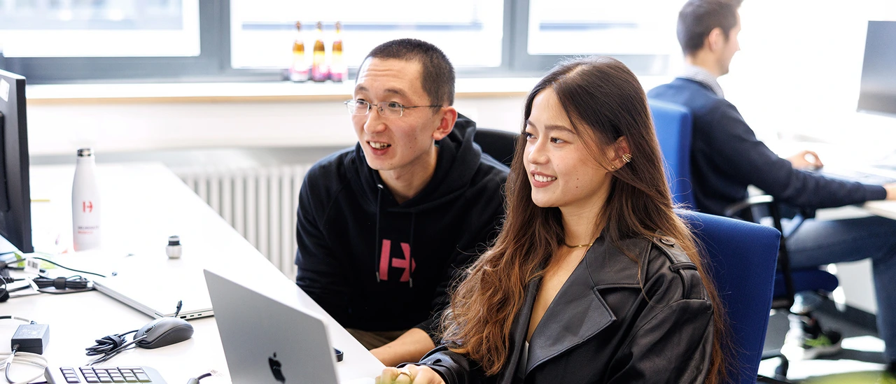 Mitarbeiter vor einem Macbook Zoom