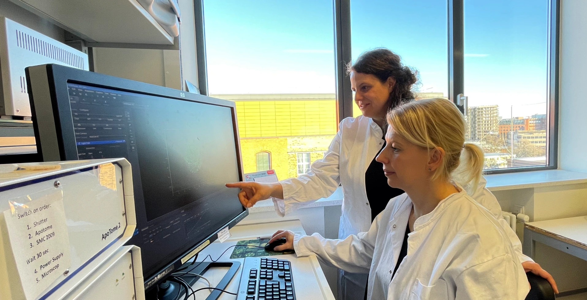 Maria Keller mit einer Kollegin im Labor