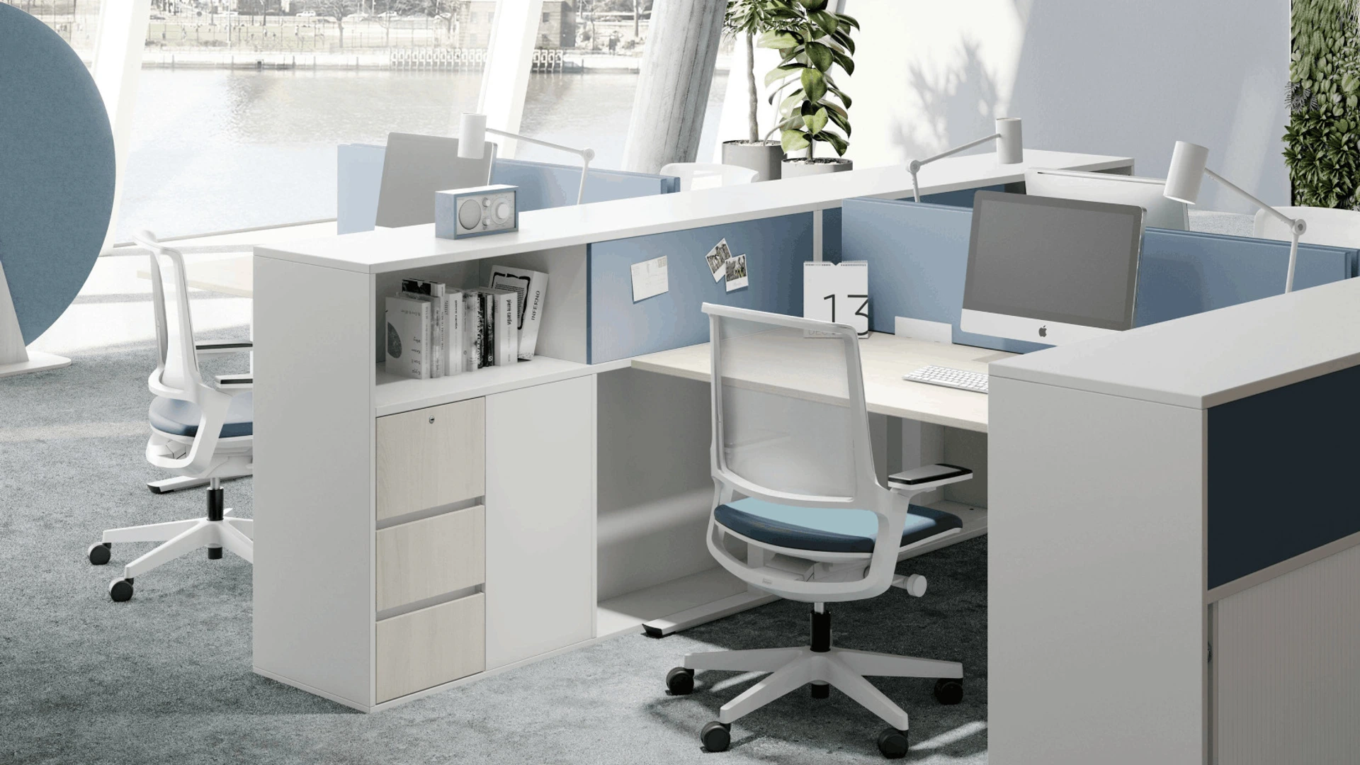 Helles Büro mit blauen Trennwänden, Schreibtisch, Rollcontainer und Stuhl als PALMBERG-Möbel, Tischkalender zeigt 13.