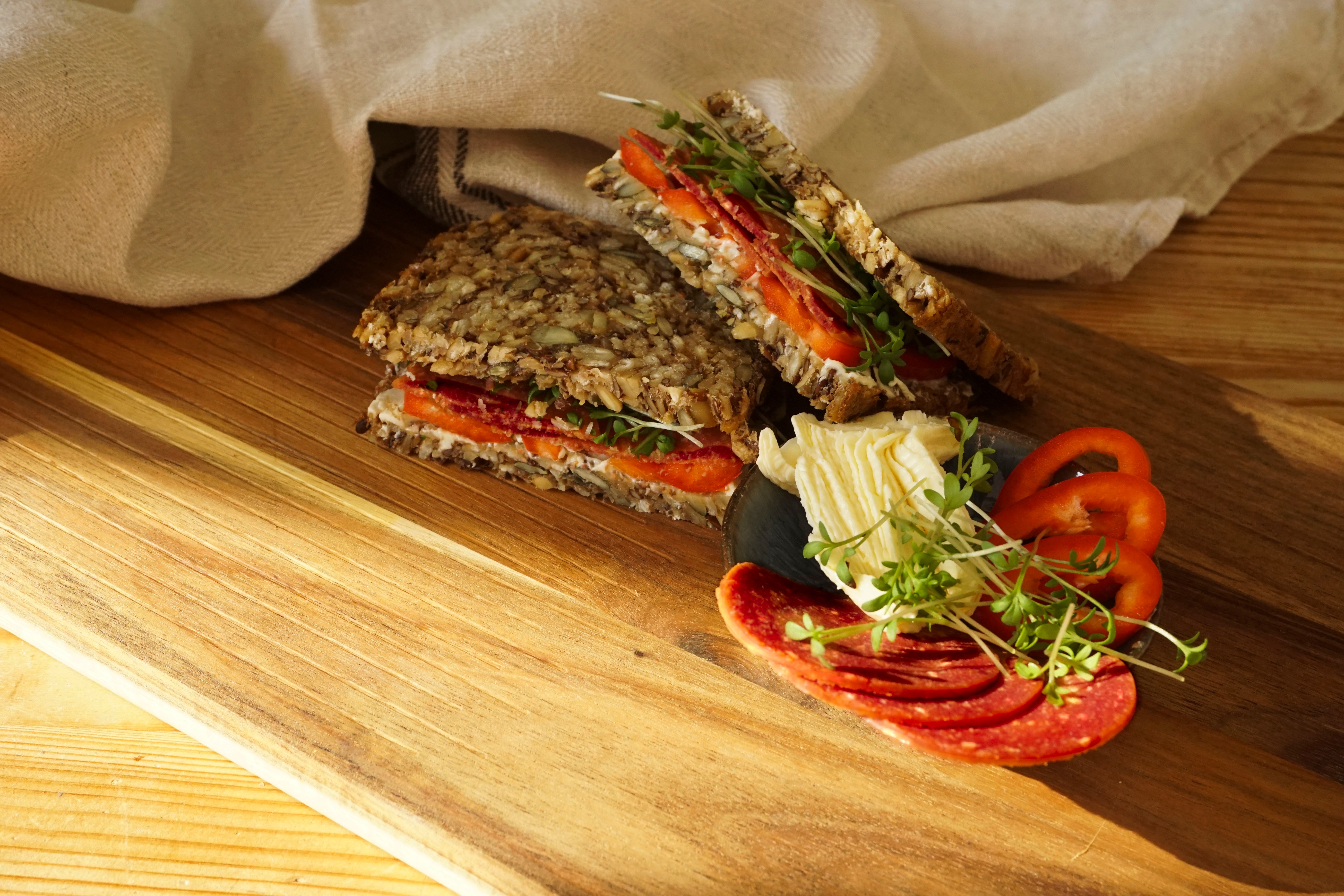Brot mit Salami und Kresse