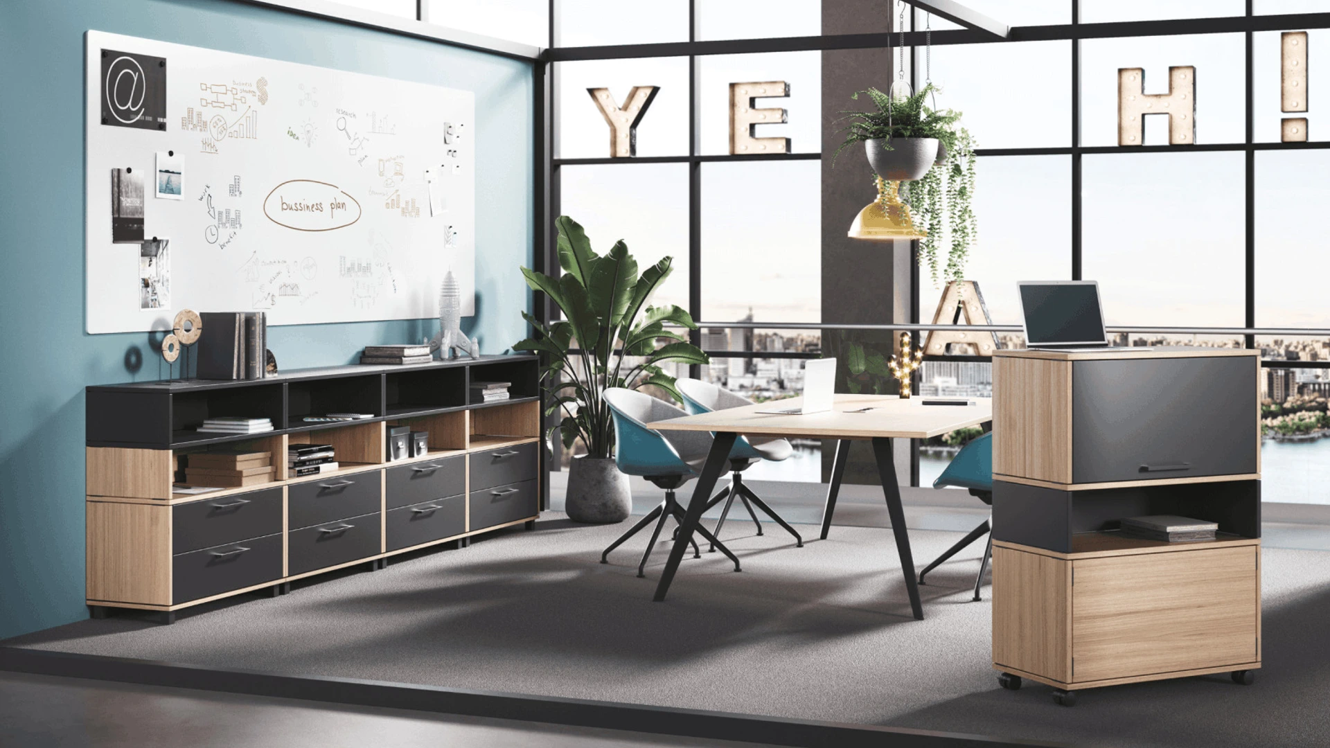 Helles Büro mit PALMBERG-Möbeln, Whiteboard mit Text business plan und Stadtblick