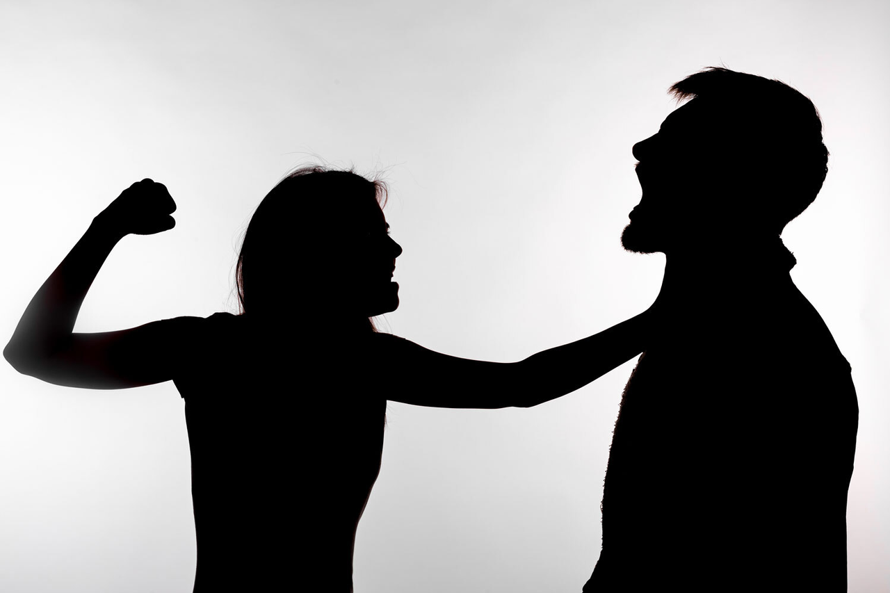 Gewalt gegen Männer in einer Partner*innenbeziehung Frau droht Mann mit Faust Aggression