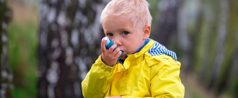Junge mit Asthma inhaliert