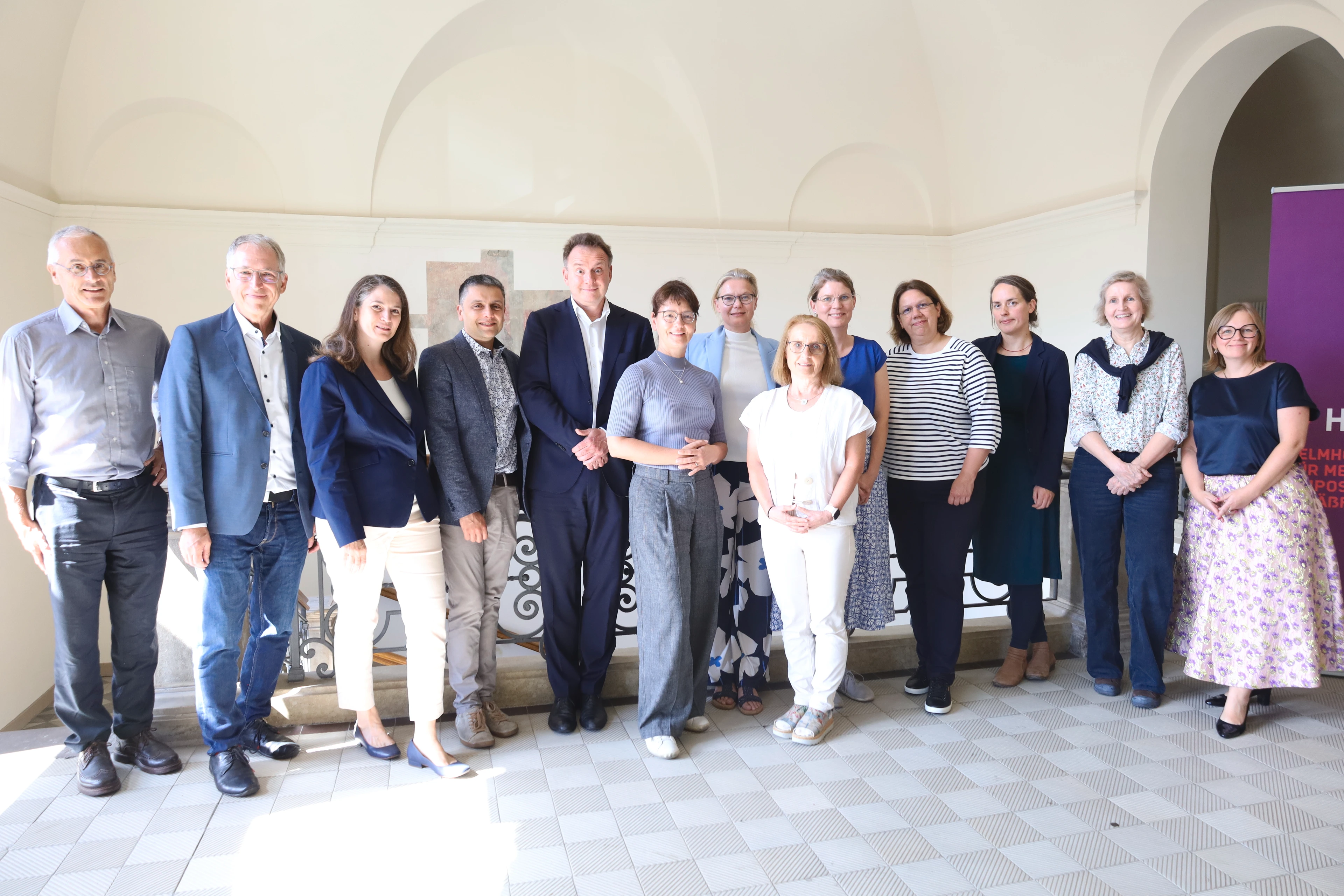 Gruppenbild im Treppenhaus des Roten Hausesv. l. n. r.:
Michael Stumvoll, Michael Frieser, Cristina Petersen, Bilal Sheikh, Matthias Blüher, Babett Gläser, Antje Körner, Ulrike Poller, Sarah Frenzel, Theda Wessel, Gefion Liebau, Angela Dargel, Konstanze Julich-Gruner