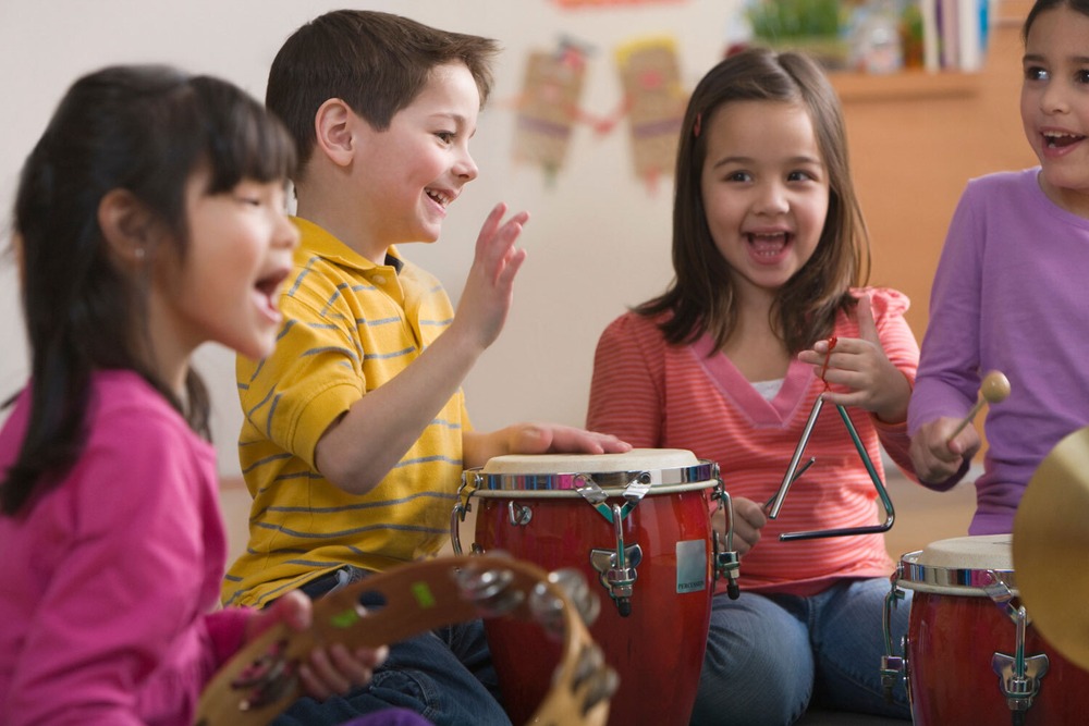 Eine Gruppe kleiner Kinder, die fröhlich zusammen musizieren
