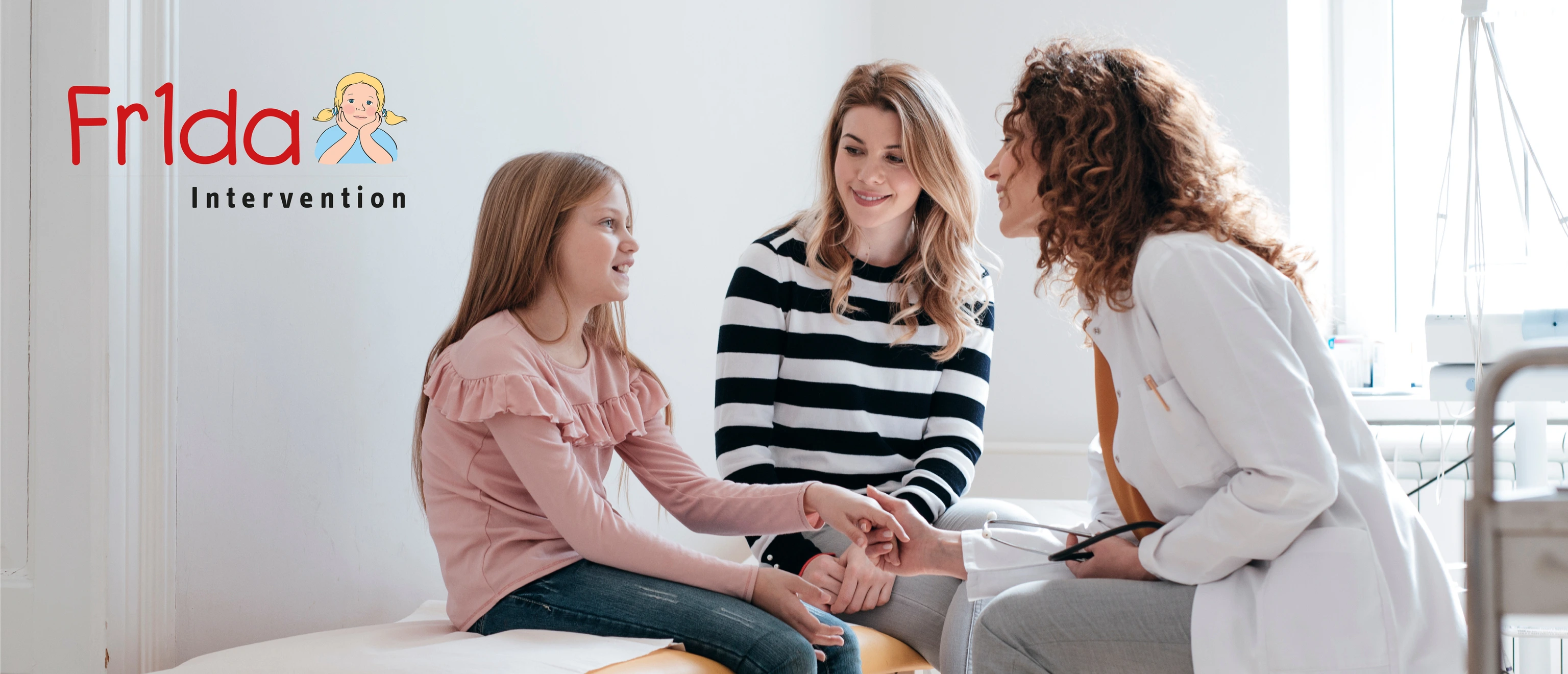 Mädchen und Mutter beim Arzt mit Fr1da Logo