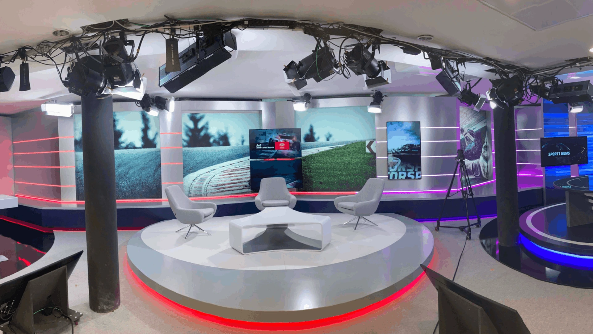 TV-Studio mit runder Bühne, drei Sessel als Sitzmöbel von PALMBERG, Kamera und Bildschirm mit dem Text SPORT NEWS