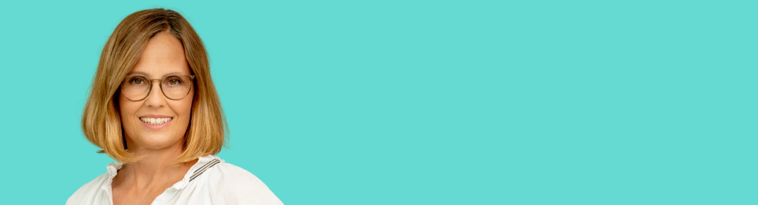 Portraits Sandra Hummel blue bg