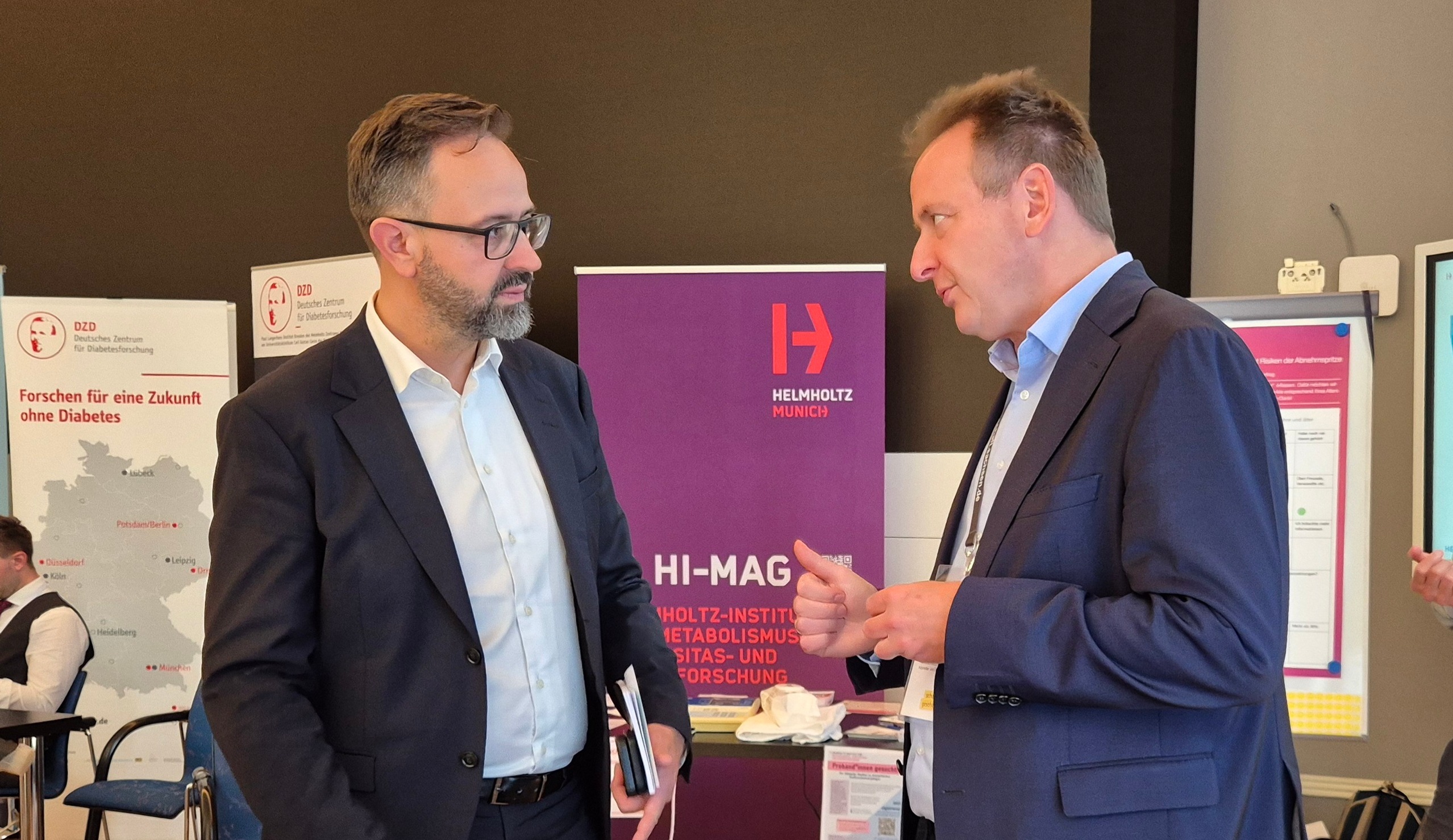 Der Sächische Wissenschaftsminister Sebastian Gemkow im Gespräch mit HI-MAG Direktor Prof. Matthias Blüher