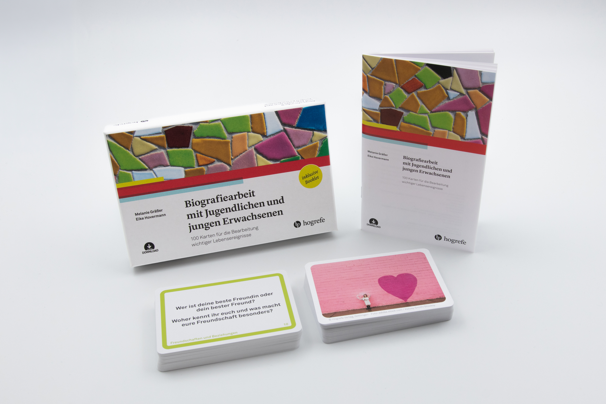 Ein Foto des Kartensets Biografiearbeit mit Jugendlichen und jungen Erwachsenen. Buchmanual und Karten sind zu sehen.