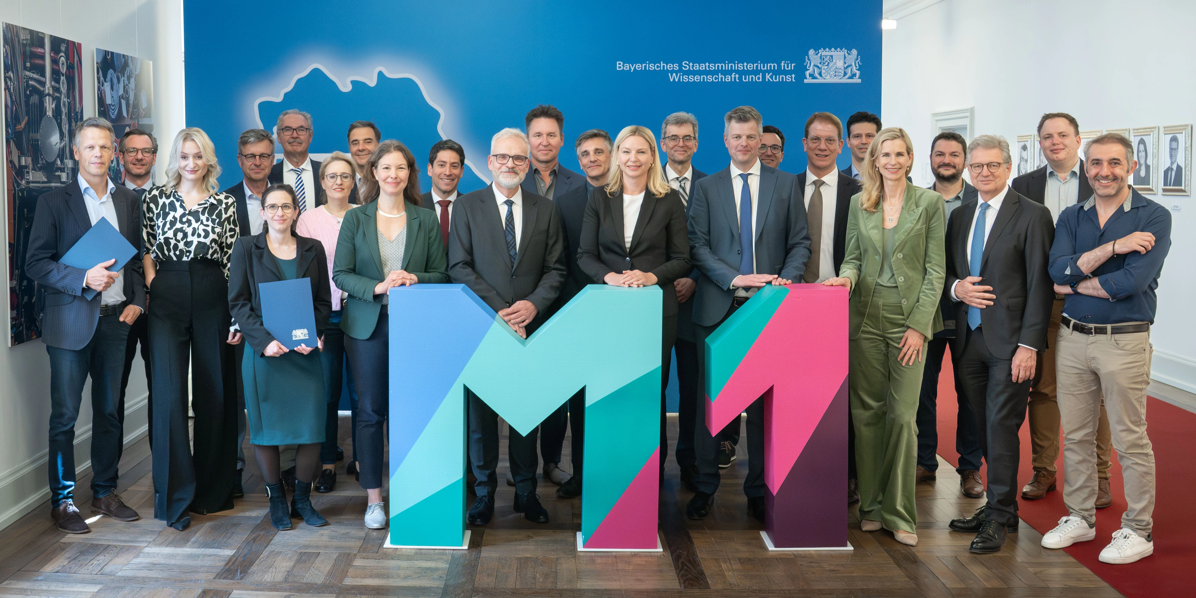 M1 startet erste Förderperiode und treibt Translation in München voran