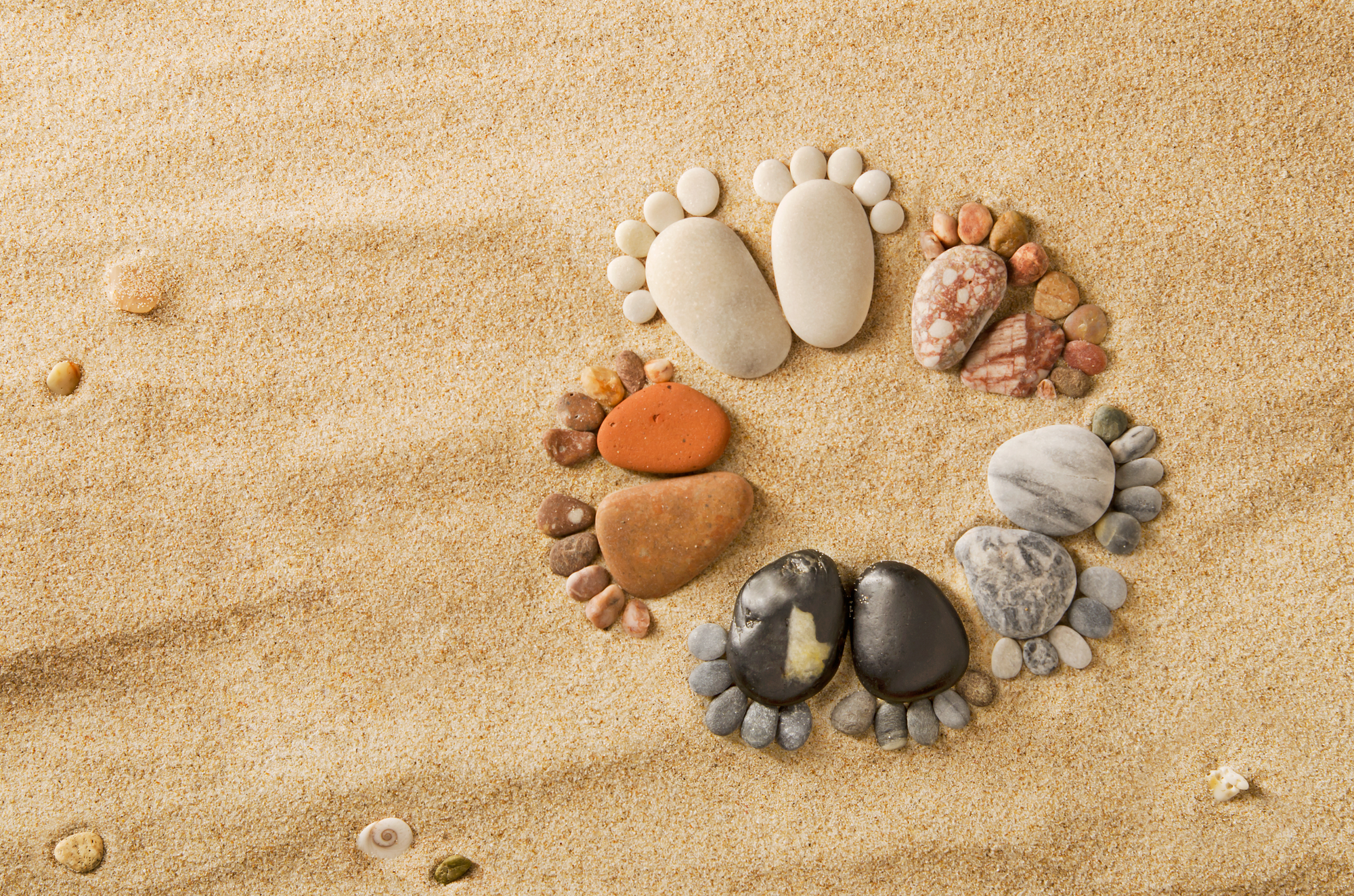 Happy,Feet.,Stone,Arranged,Like,Footprints,On,The,Beach