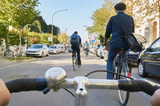 Radfahrer Straße PKW