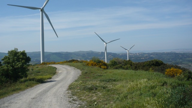 the rotondella Windpark with the mountains in the background