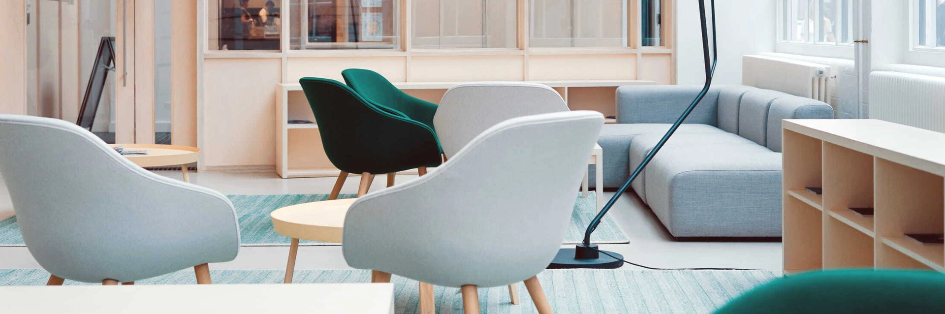 Helles Lounge-Büro mit weichen Sesseln, Ecksofa, einer großen Stehleuchte und PALMBERG-Möbeln