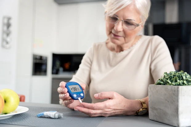 [Translate to German:] Woman checking blood sugar