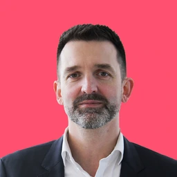 Stephan Speier 2000x2000 Setcard Mitarbeiter MunichRed