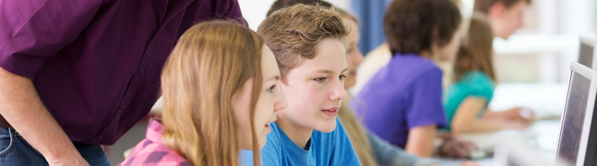 Teenager arbeitet in der Schule am Computer