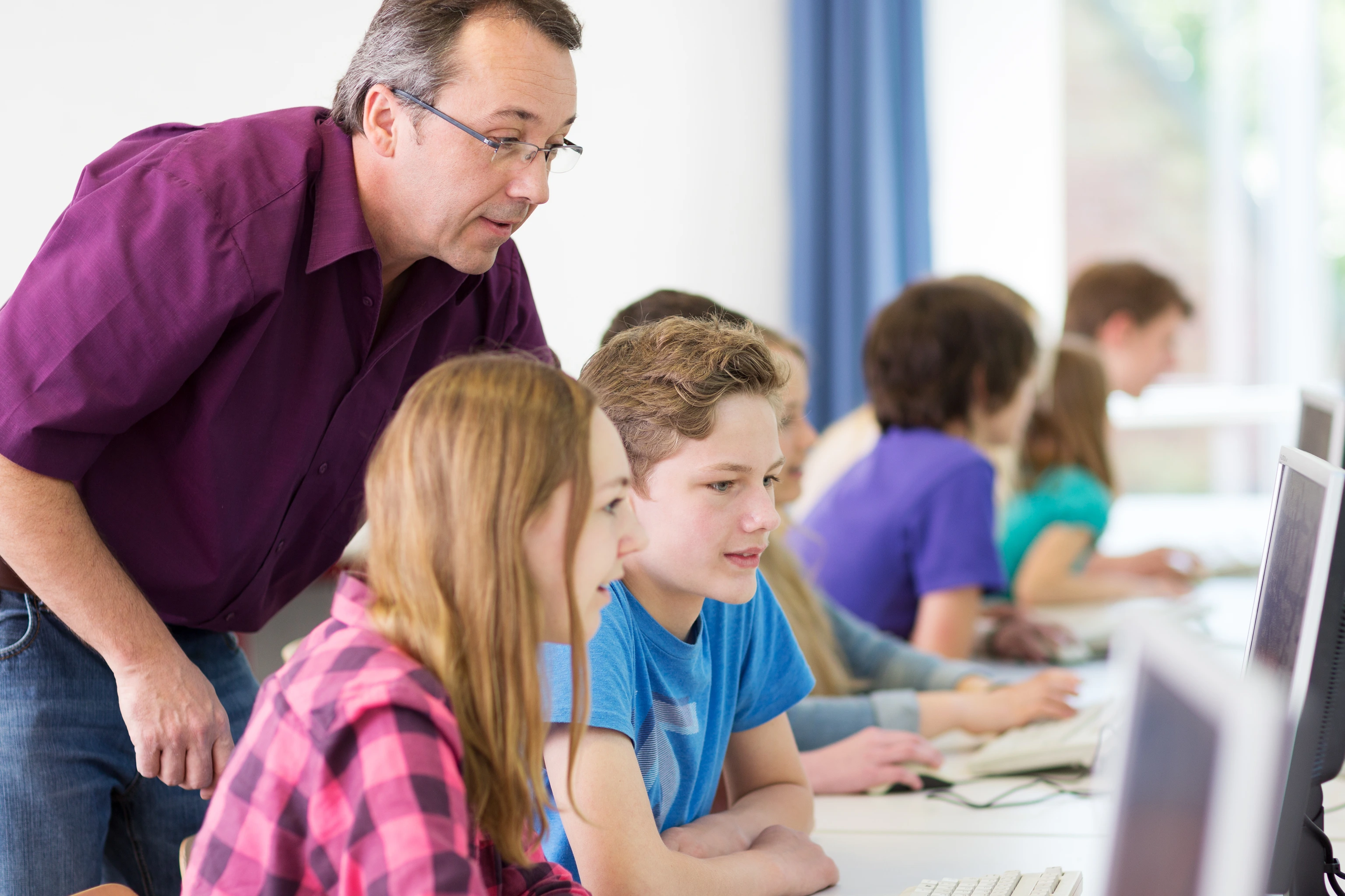 Teenager arbeitet in der Schule am Computer
