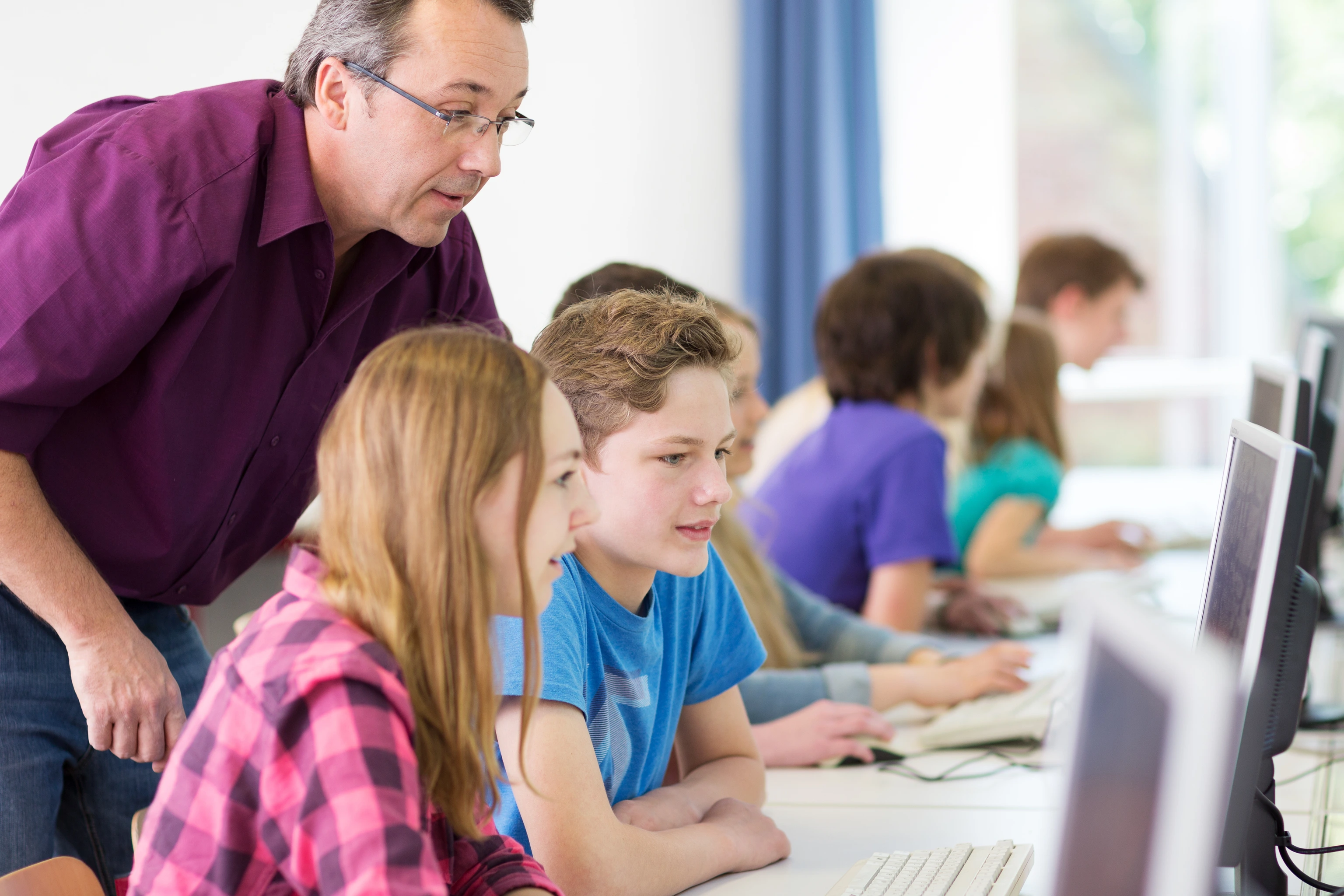 Teenager arbeitet in der Schule am Computer