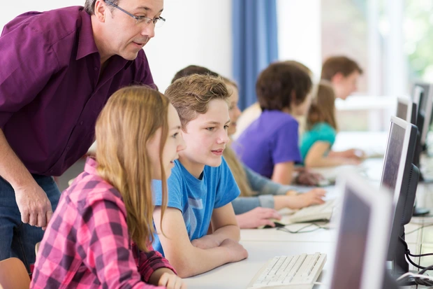 Teenager arbeitet in der Schule am Computer