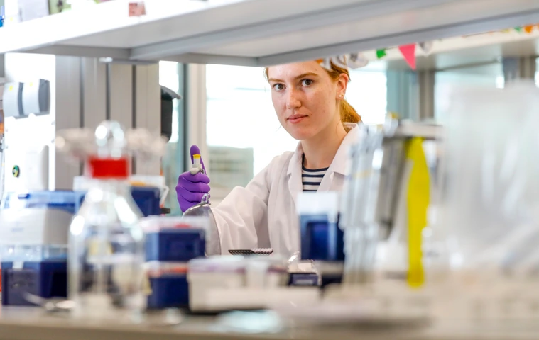 IDC Labormitarbeiterin