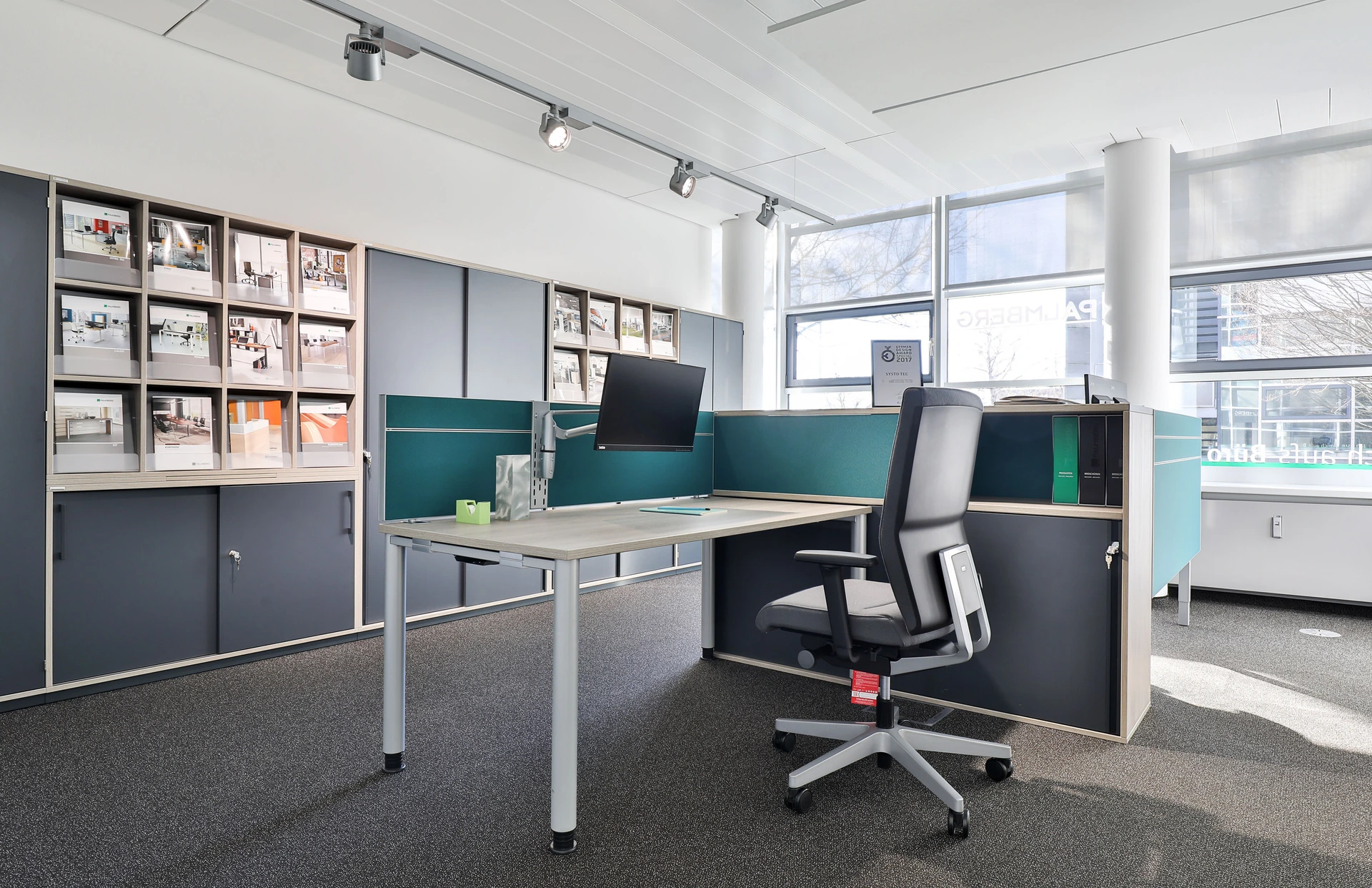 showroom-muenchen-schreibtisch-systotec-prospektfachschrank
