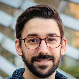 Portrait_Sebastian_Lobentanzer;ICB; Hintergrund: Unscharfer Architekturhintergrund