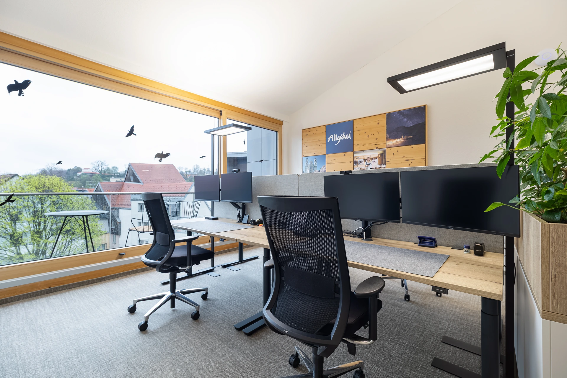 Referenz Allgäu: Arbeitsplatz mit Schreibtisch Crew-T und Maxipaneel