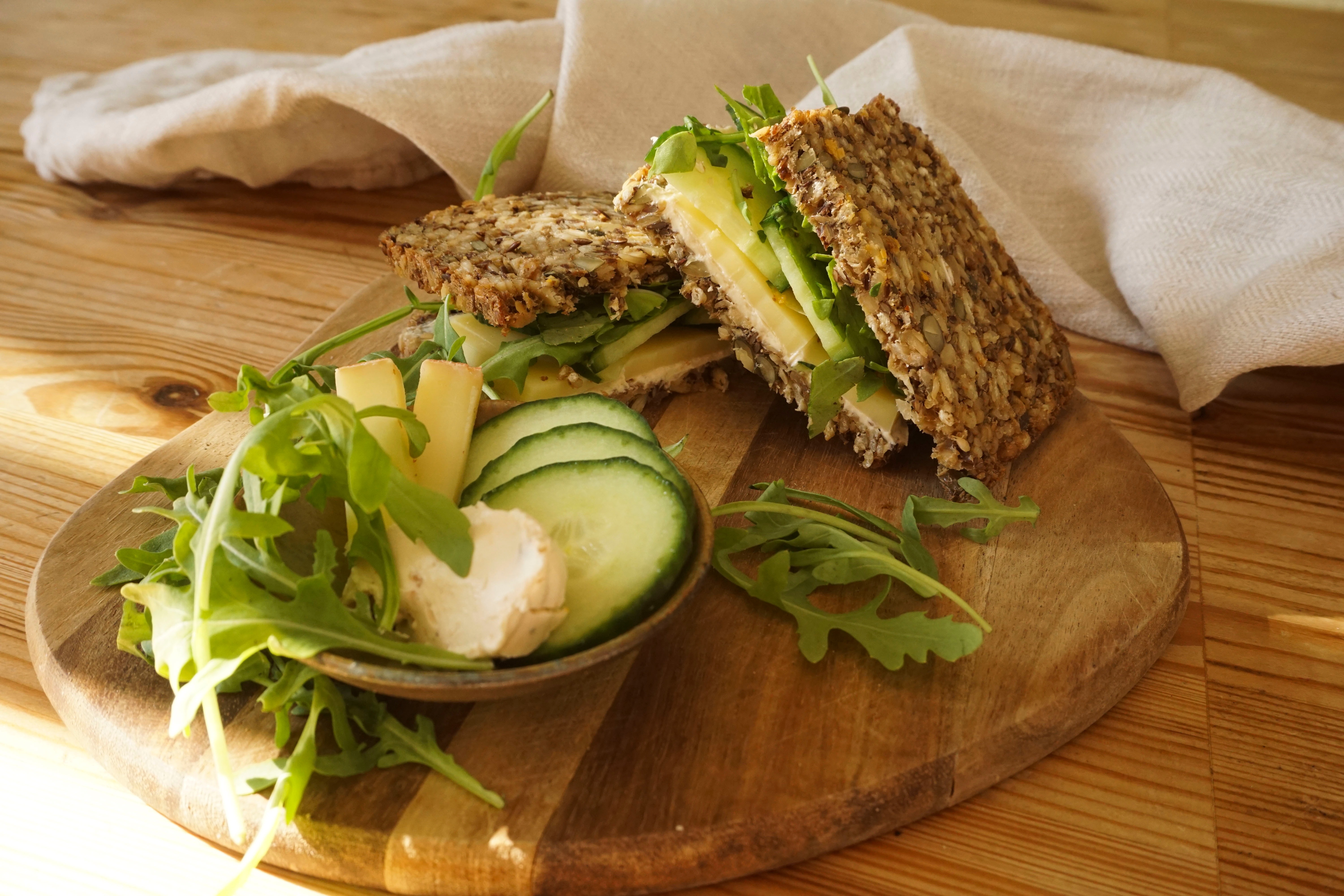 Vollkornbrötchen mit Käse und Gurke