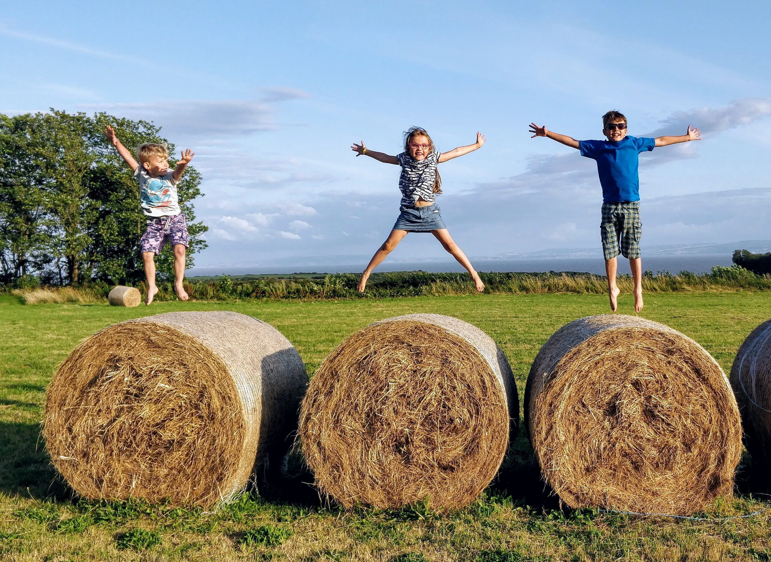 Kinder auf Heuballen