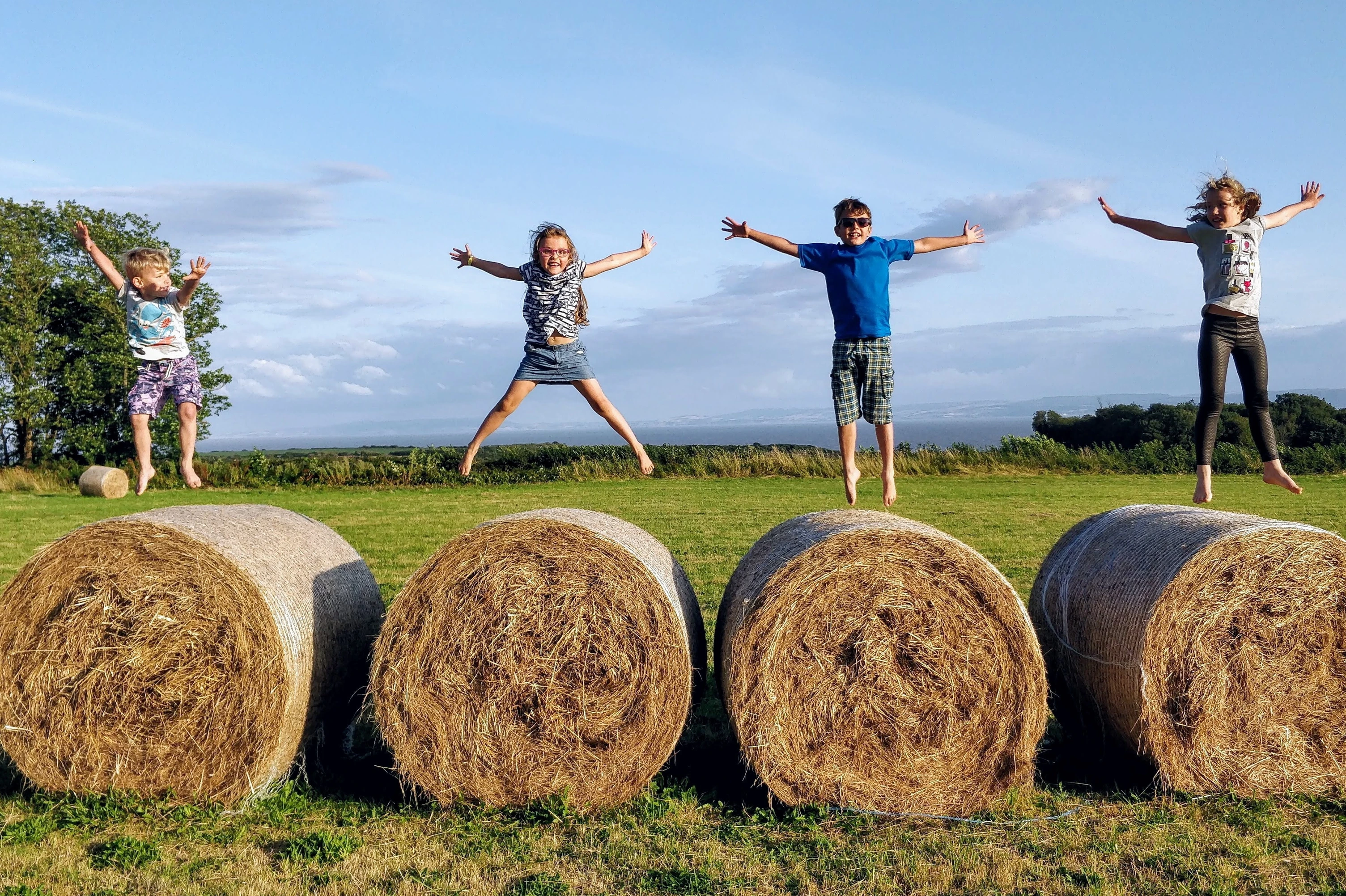Kinder auf Heuballen