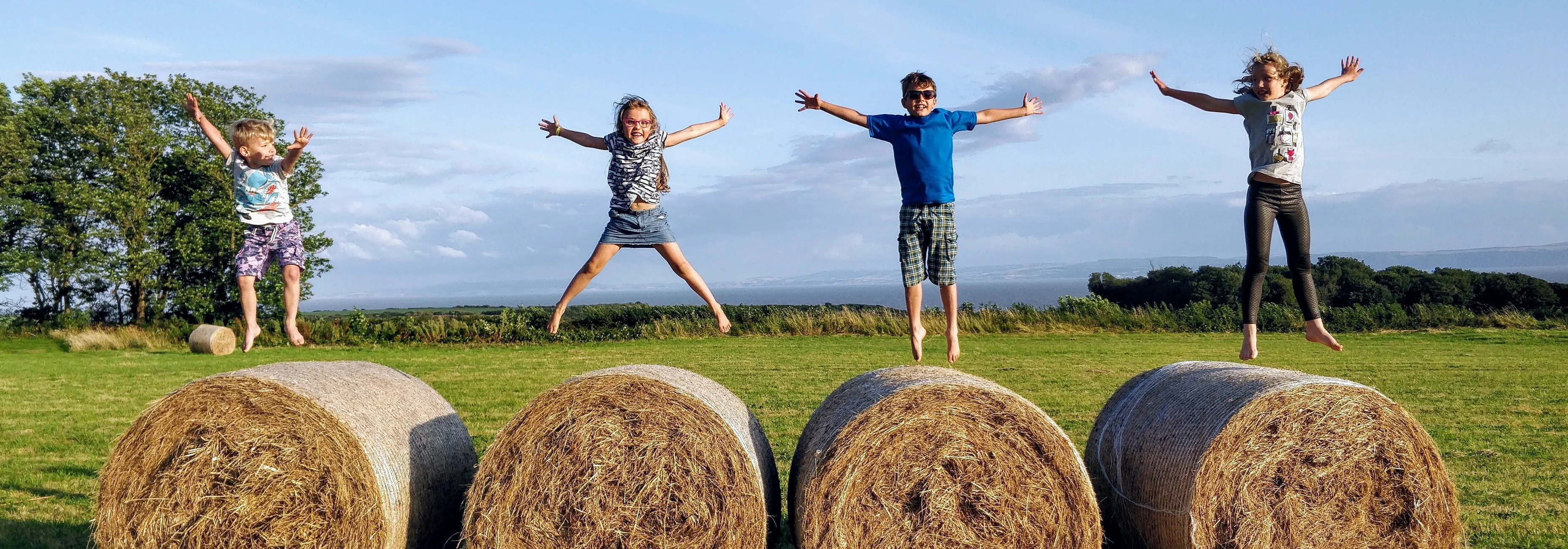 Kinder auf Heuballen