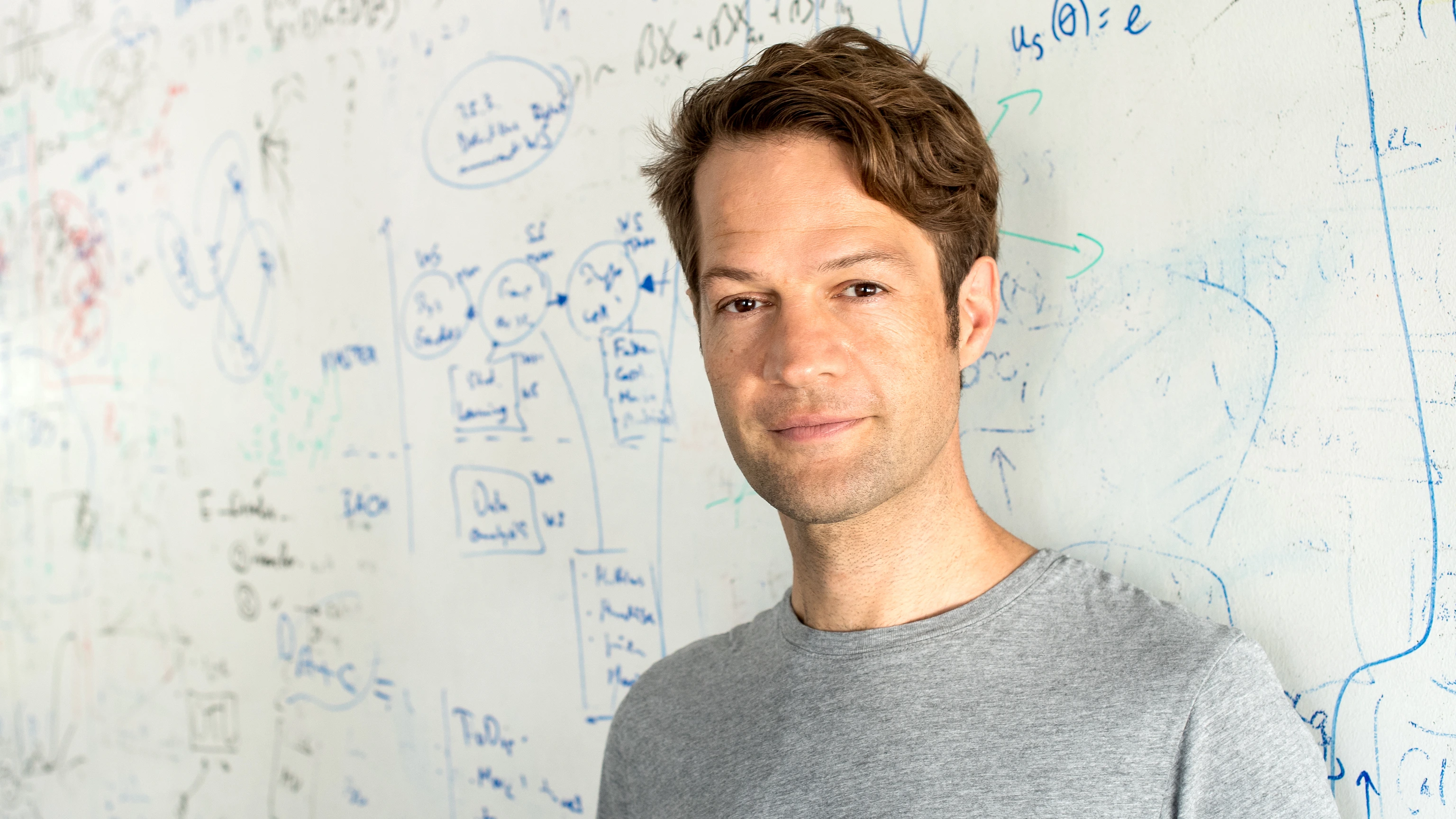 Prof. Fabian Theis, Lehrstuhl fuer Mathematische Modelle biologischer Systeme an der Technischen Universitaet Muenchen (TUM), und Dirketor des ICB( Institute of Computational biology) am Helmholtz Zentrum Muenchen ; fotografiert am Helmholtz Zentrum, am 30.07.2020; Foto: Astrid Eckert,  TU Muenchen; Verwendung frei fuer die Berichterstattung ueber die TUM bei Nennung des Copyrights /
Free for use in reporting on TUM, with the copyright noted
©Astrid Eckert