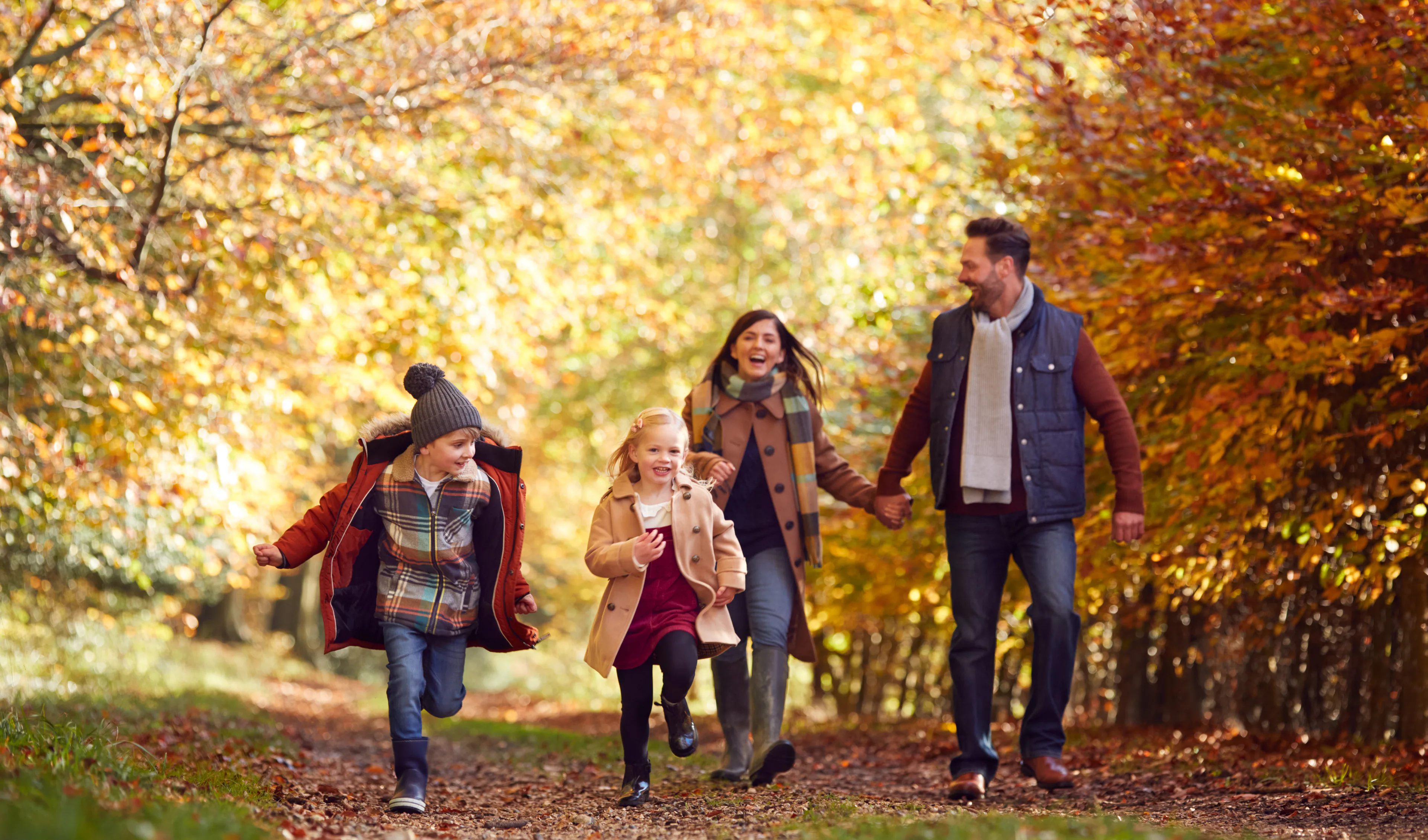 Titelbild Eine glückliche Familie beim Herbstspaziergang in der Natur