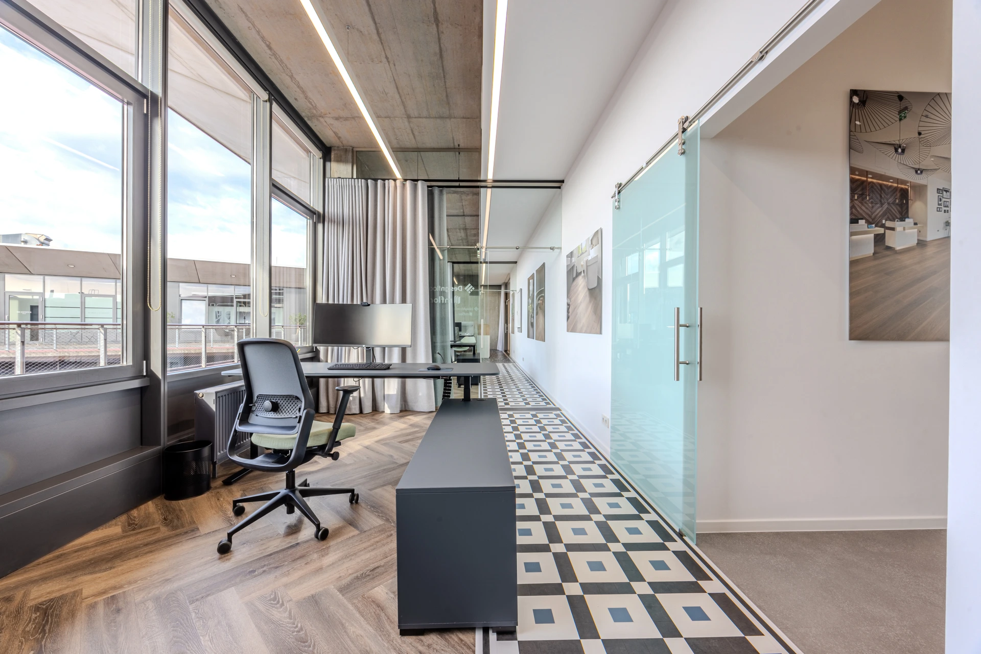 Designflooring_Crew_eingetaucht_schwarz; Schiebetür; werbefotograf nikita kulikov