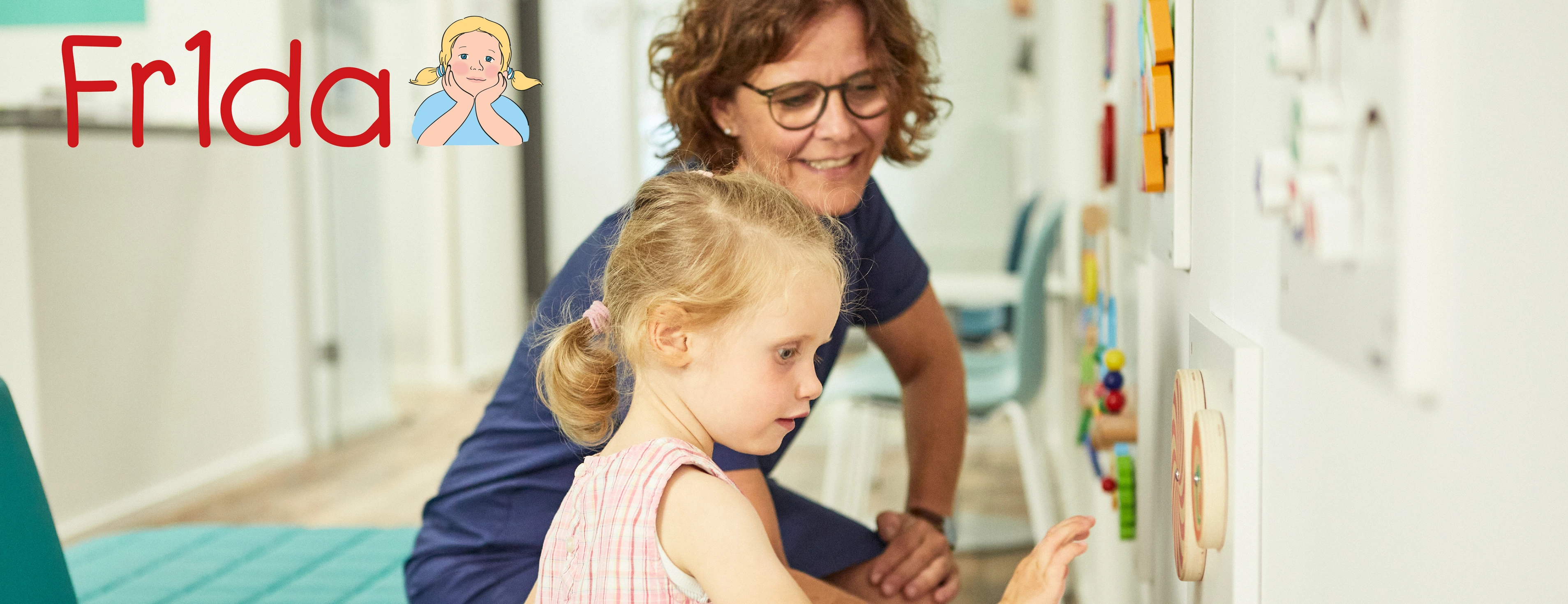 kind-spielt-institut-fotoshooting-nozy-andreas pfohl-220727_0587 mit Logofr1da