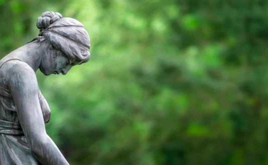 Trauernde Statue