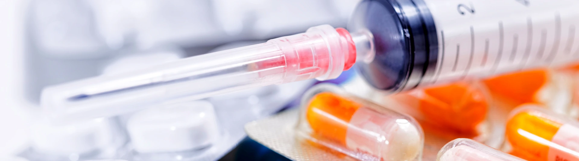 Spritze und Tabletten - Spezifische Immuntherapie bei Allergie