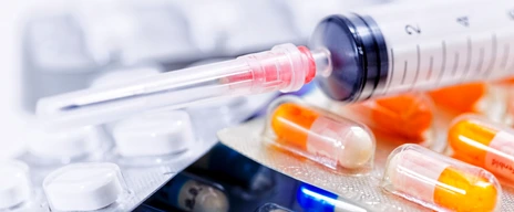 Tabletten und Spritze