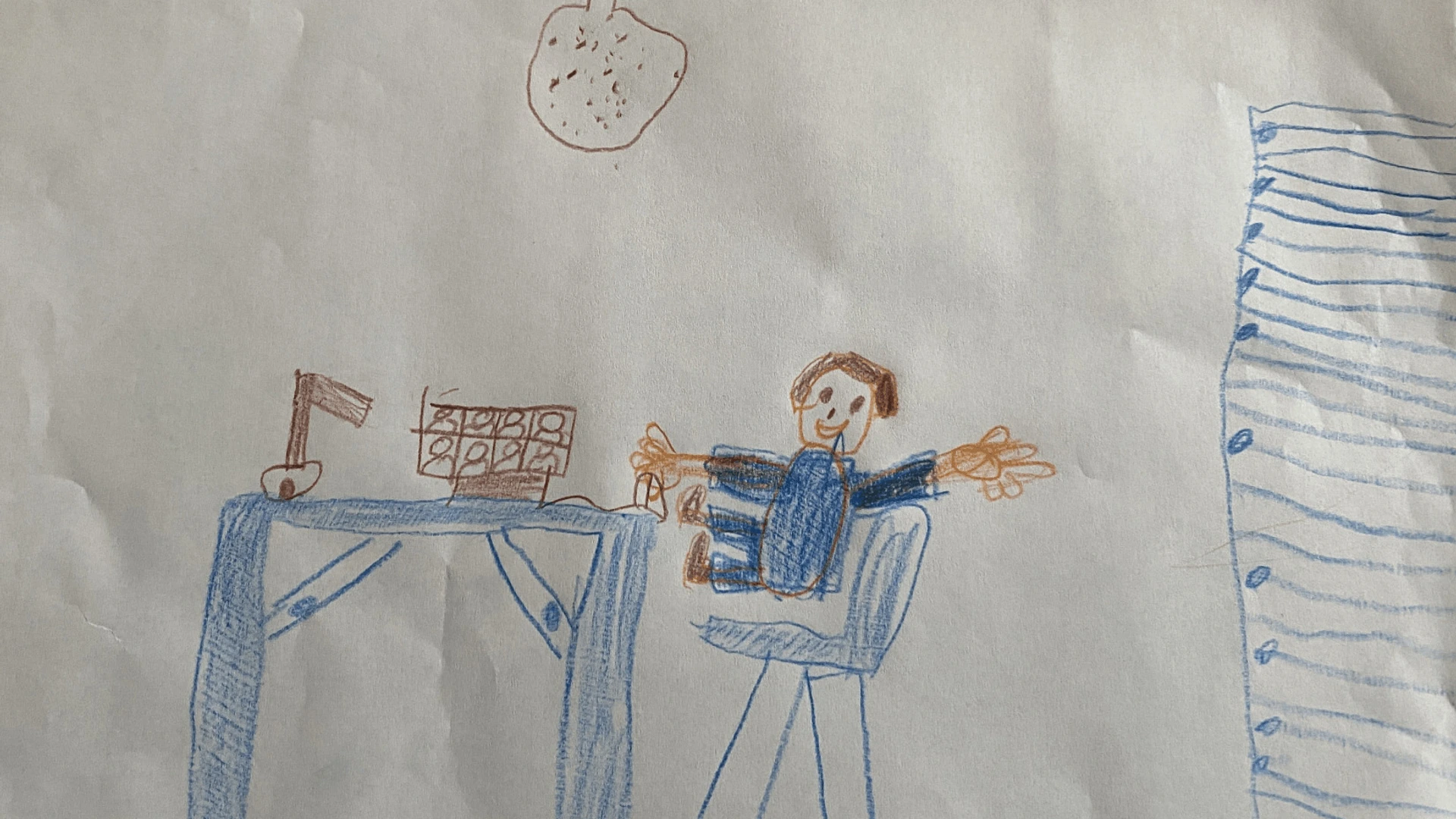 Podcast Mikrofon und Lampe? Egal, ob gut abgehört oder belichtet, Mikas Mama hat gute Laune bei der Arbeit. | © mm