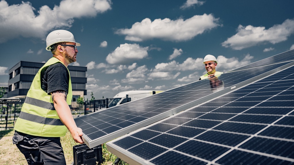 Module werden verlegt und montiert