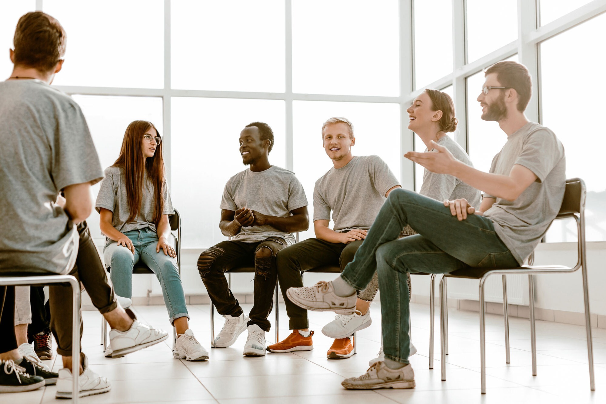 Therapiewissenschaften Lehrbuch Logopädie, Ergotherapie und Physiotherapie studieren junge Studierende diskutieren im Stuhlkreis