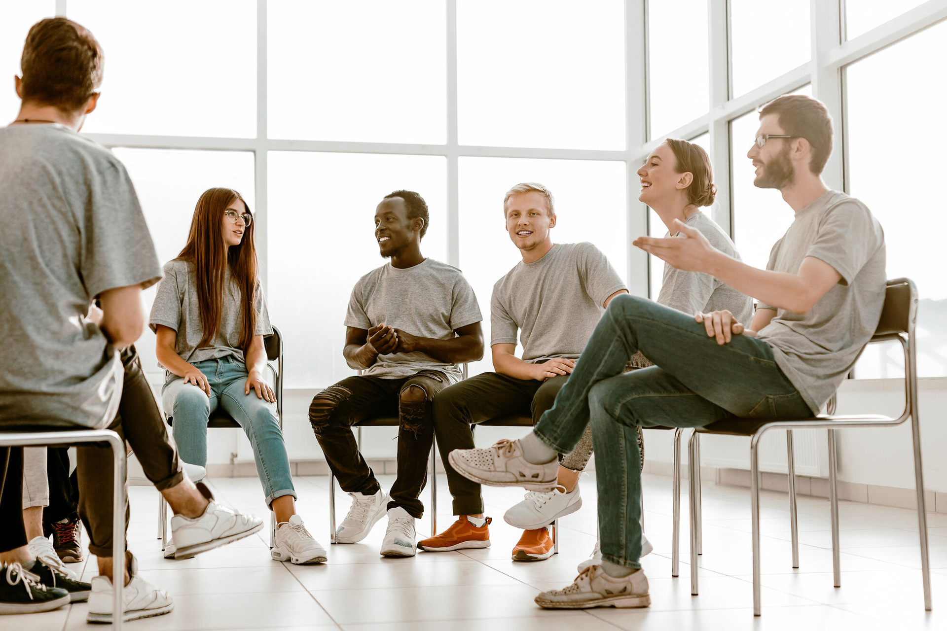 Therapiewissenschaften Lehrbuch Logopädie, Ergotherapie und Physiotherapie studieren junge Studierende diskutieren im Stuhlkreis