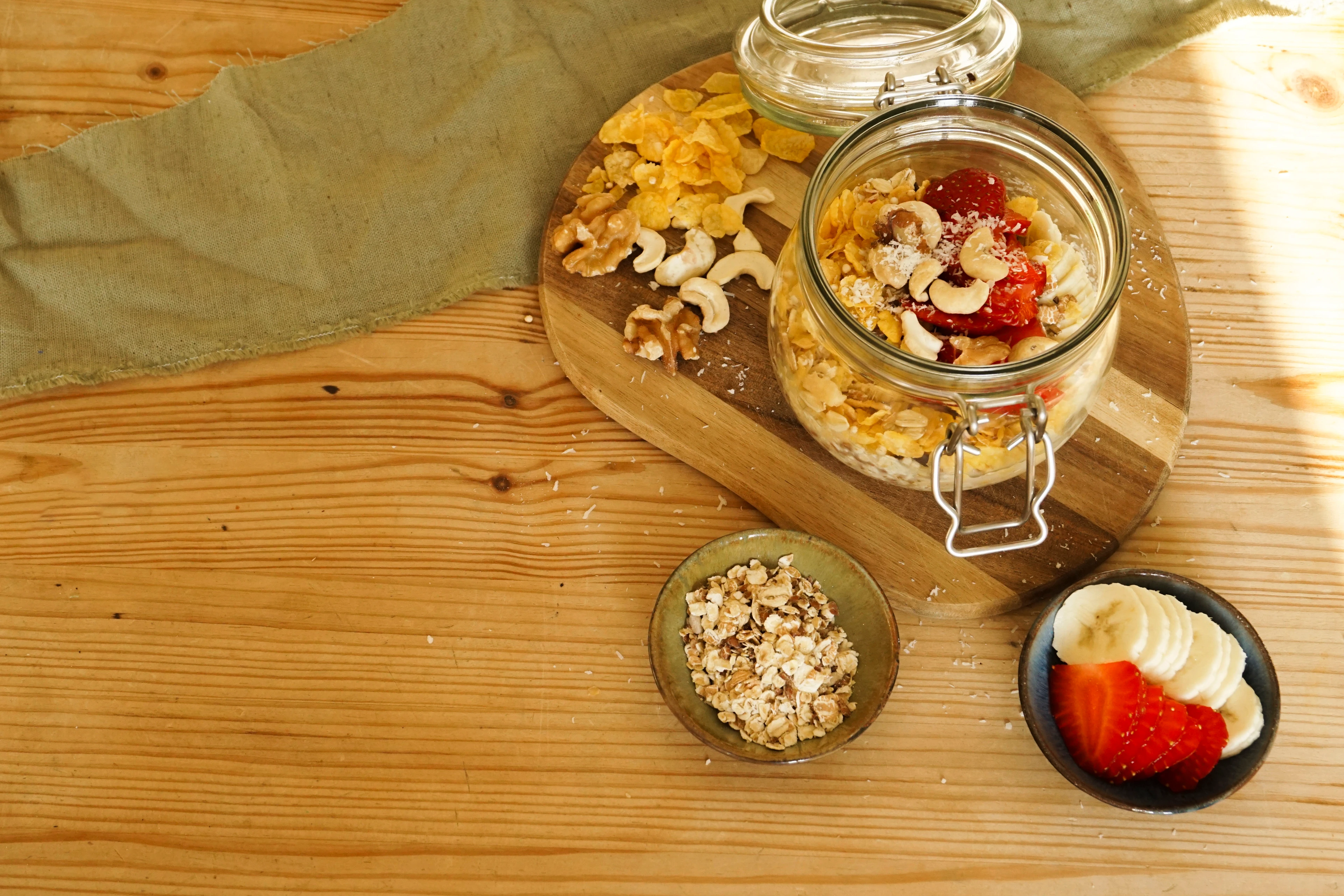Müsli mit Erdbeeren und Banane