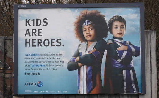 K1DS ARE HEROES Plakat